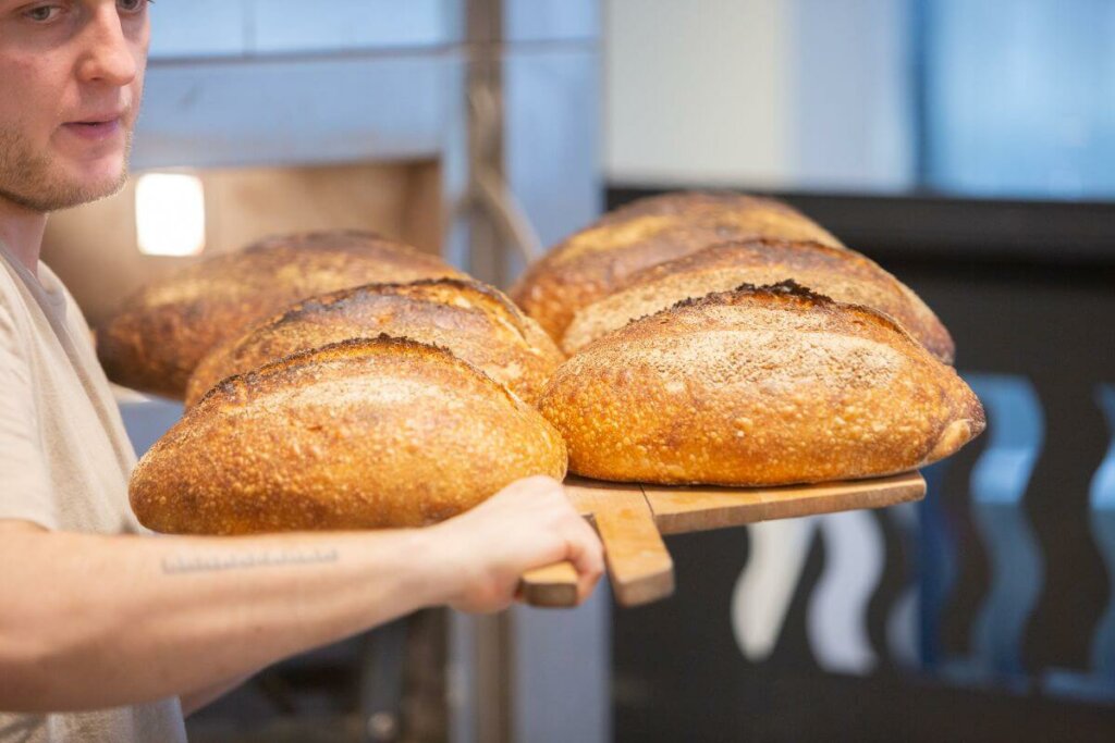 przydatne sprzęty do wypiekania chleba w piecach piekarniczych